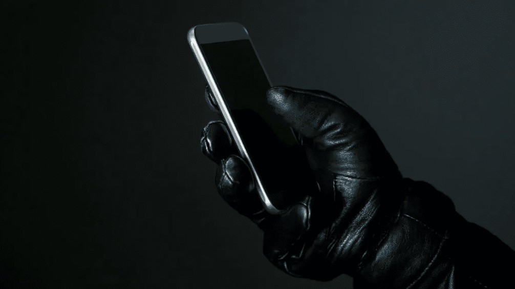 Telefonos csalók 19 millió forintot csaltak ki egy nőtől strandolás közben